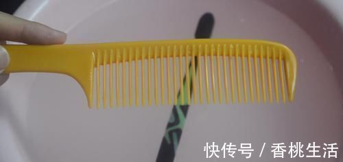 在梳子上涂抹牙膏，作用真厉害，我也是刚知道，快回家试一试