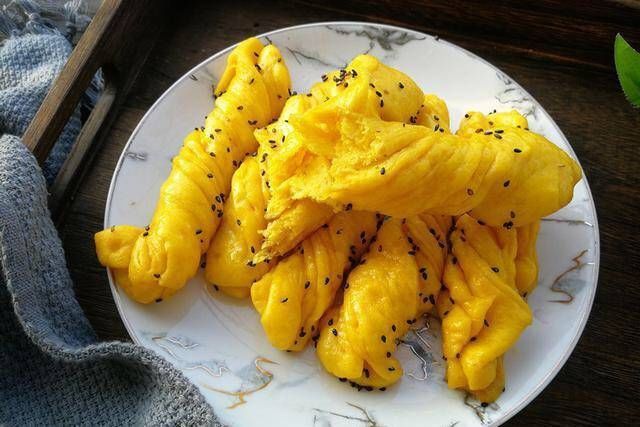 面粉不再用作面包,我来教你怎么做,不用加水就可以很容易地把面团揉成团,