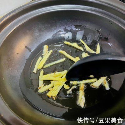  饭店大厨说漏嘴的秘密，咕噜噜的肥肠鸡煲这样做才好吃