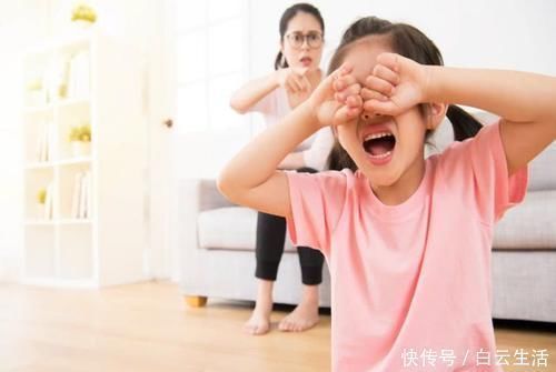 失控|“妈妈,我起不来了”,8岁女孩因不写作业被打,失控父母太可怕