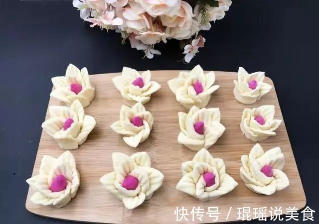 面粉不捏花太可惜了,横竖来一刀,筷子一压,不费时,超简单