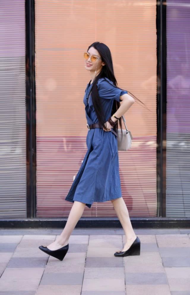 街拍：青春甜美的时尚小姐姐，淡红色的连衣裙轻盈娇俏