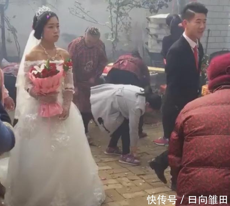 最尴尬婚礼现场来袭,新娘不愿朝公婆下跪行礼,却获得网友力挺