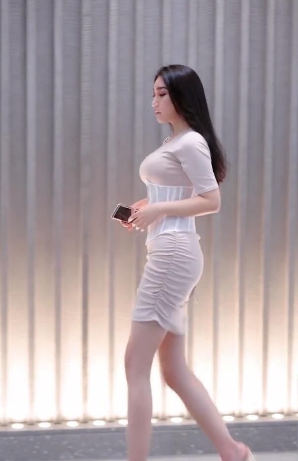 绑着束腰出行的美女,凸显出来的曲线没有真实曲线好看