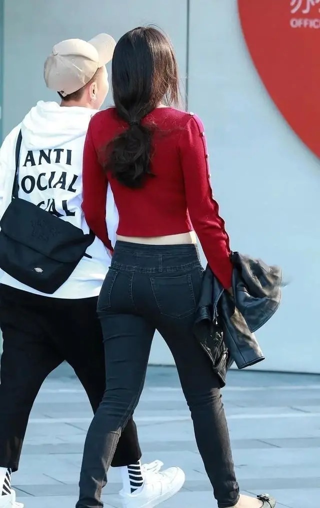 紧身牛仔裤 牛仔裤休闲又时尚,舒适柔软又顺滑,穿着优雅又显瘦