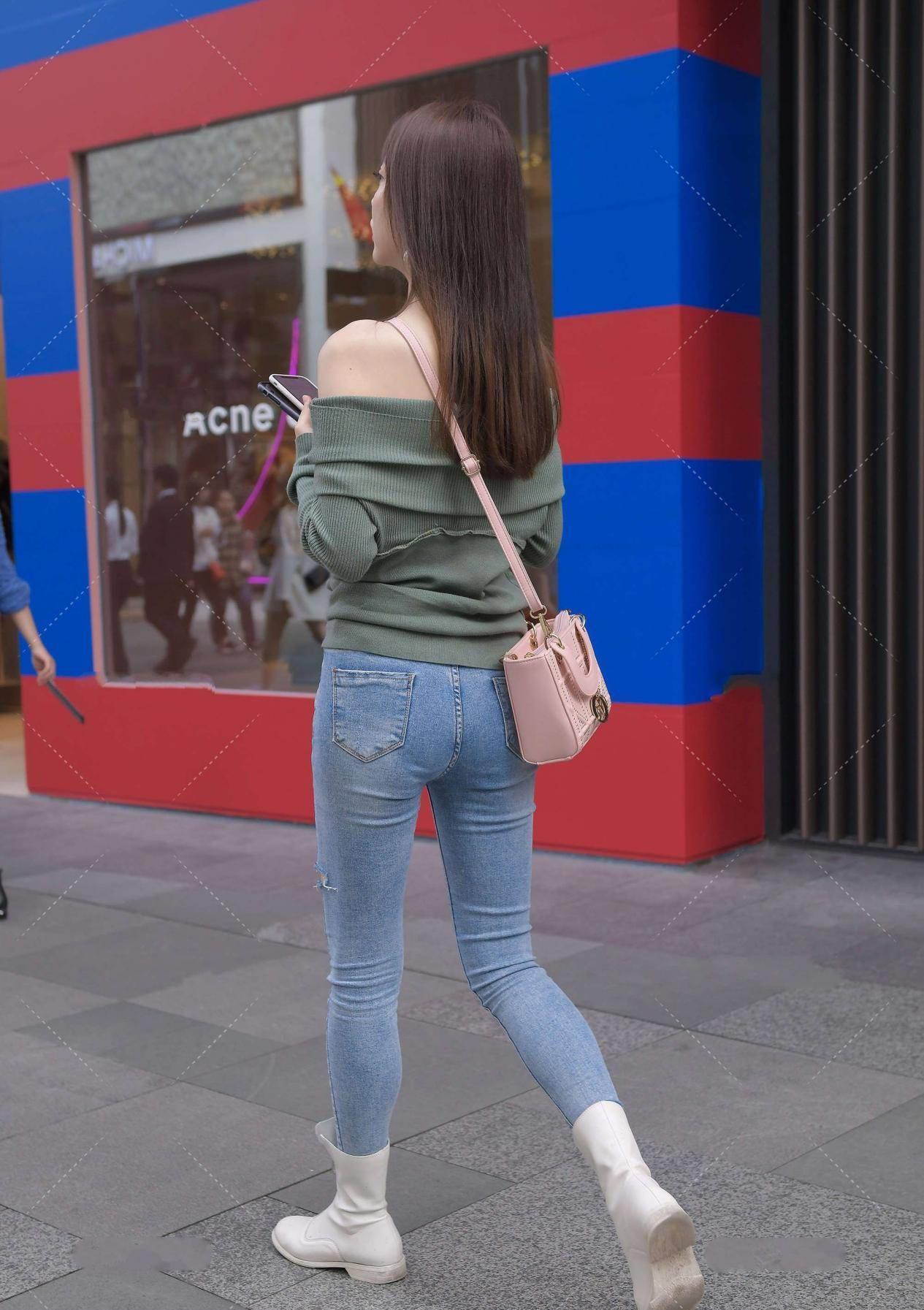 搭配|一字肩搭配牛仔裤,彰显新颖时尚,更显青春感