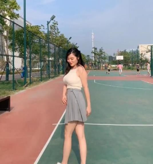 简洁时尚的小姐姐，简约却不简单，让人一见难忘