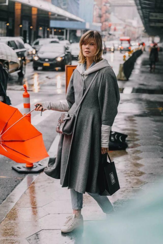 风衣+卫衣=初春最火混搭套路，时髦炸了！