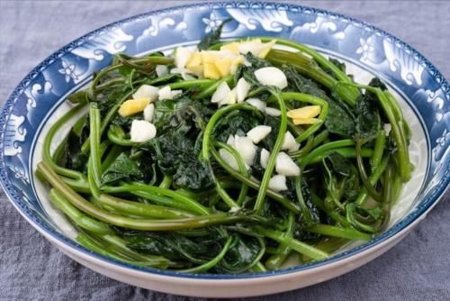 炒红薯叶,有人直接炒,有人先焯水,牢记1窍门,香嫩爽脆不发黑