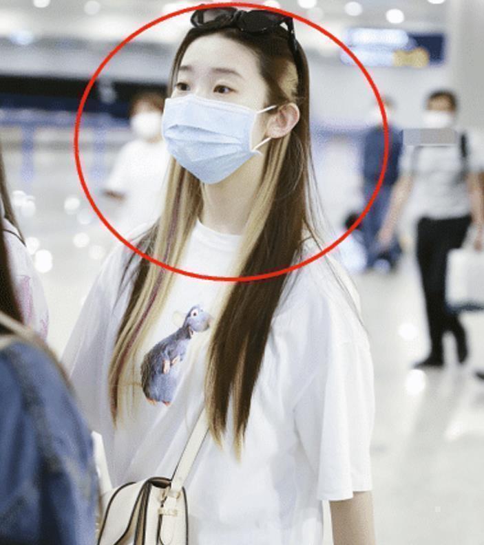 男嘉賓一身軍裝出場,引女嘉賓尖叫不已,現(xiàn)場一陣沸騰!