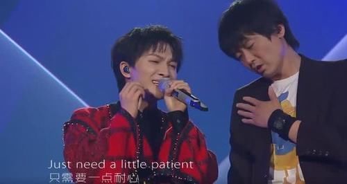 新裤子是节目组卧底主唱跑调拖周深后腿，双方不熟合演前才互关