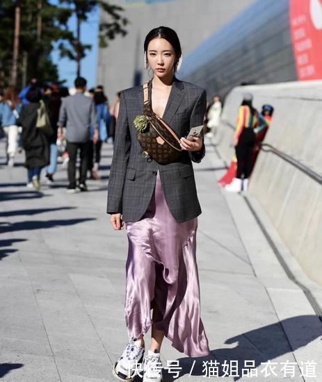 现在流行这样穿“西服外套”,时尚感十足,轻松成为街拍达人
