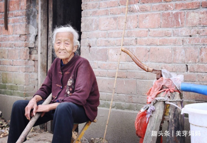 老两口|老了想活得有尊严，3种东西别交给子女，是对自己的人生负责