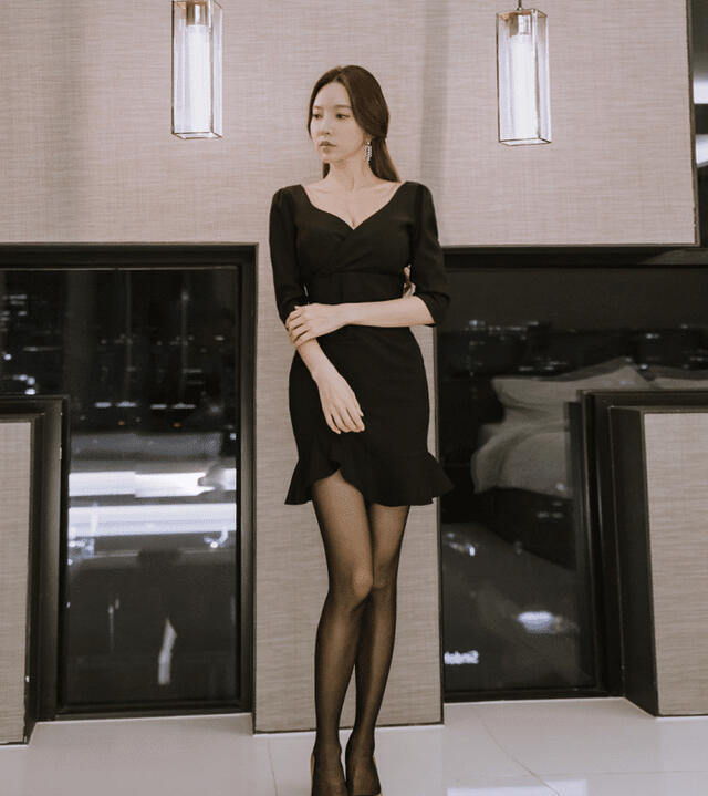 连衣裙 黑色百褶修身连衣裙搭配职业女性，呈现更加成熟优雅的气质，端庄