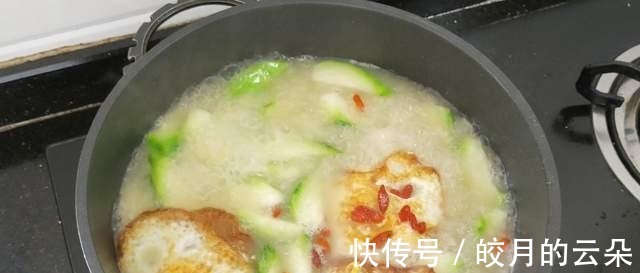 开胃汤|1根丝瓜3个蛋,教你一锅我家最爱喝的开胃汤,汤汁奶白营养又好喝!