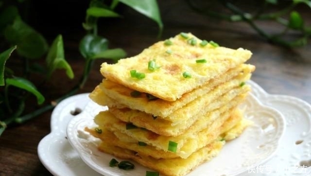 土豆|半个土豆加3个鸡蛋,不到10分钟做好一份早餐饼,营养全面味道好
