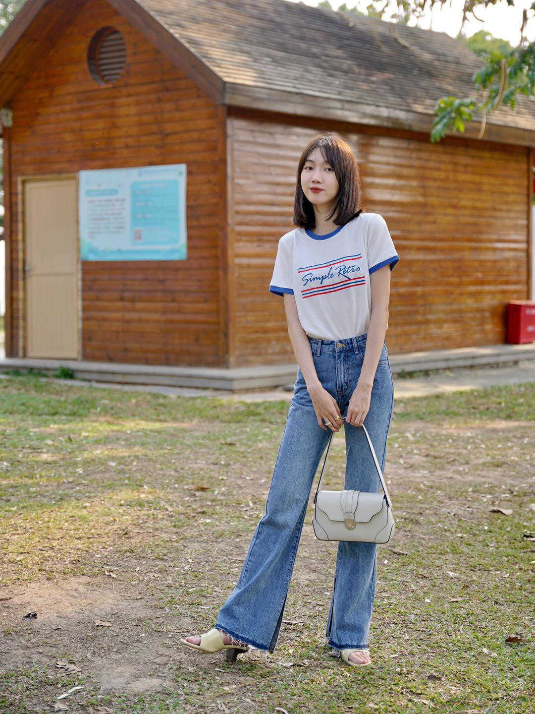 搭配|日常不用穿得太花哨,T恤搭配牛仔裤,法式穿搭依然能成为焦点