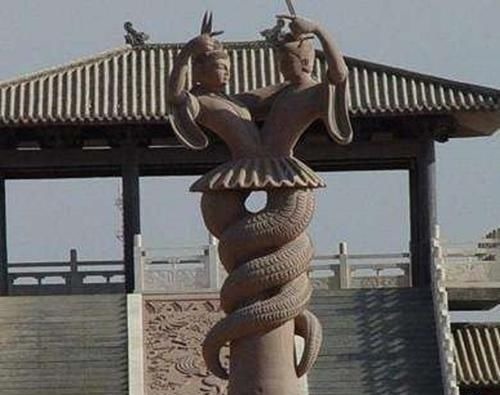 曲尺!我国出土的伏羲女娲图,两人手中各拿着曲尺和圆规,这是为什么