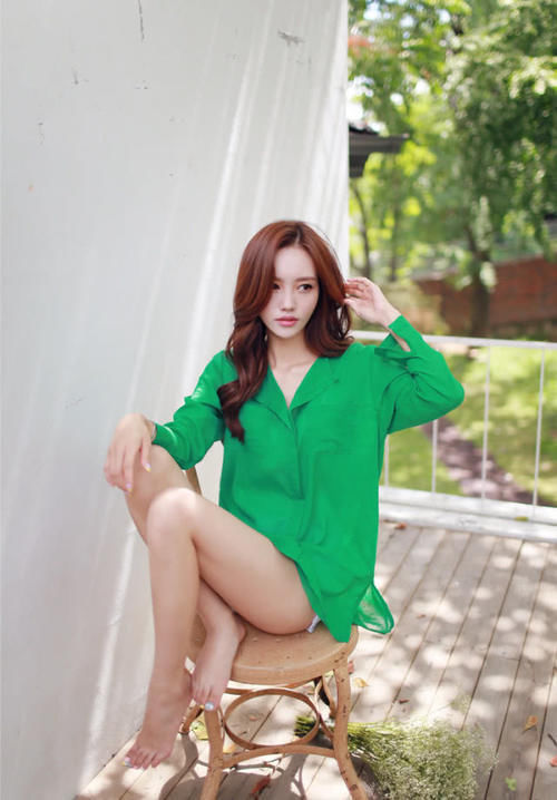 衬衫|清新脱俗孙允珠高挑身材绿色宽松V领雪纺衬衫