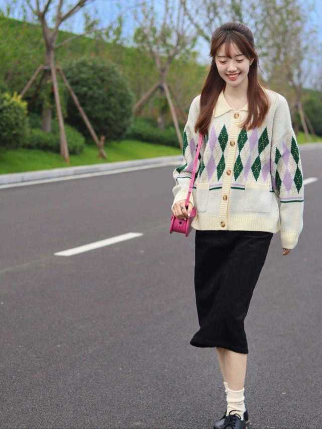 穿搭|今年“菱格纹”针织衫火了!搭配黑色半身裙和百褶裙,时髦显气质