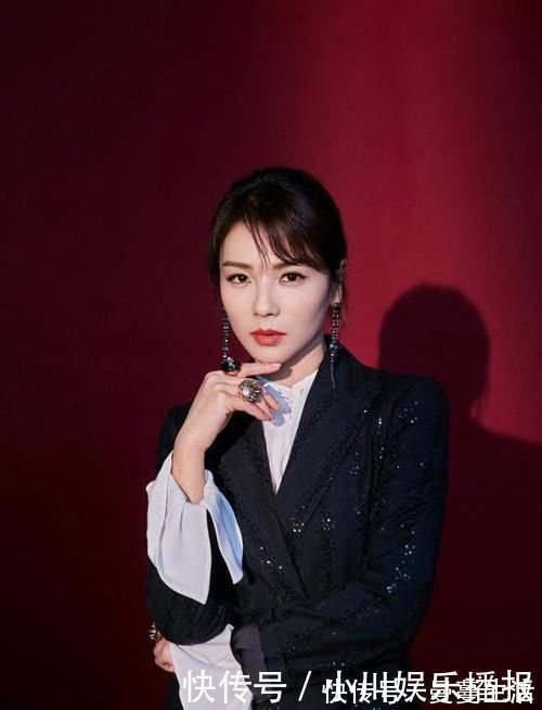 马尾|脸上有3个“特征”的女生,别总披头散发,扎头发露五官更女神