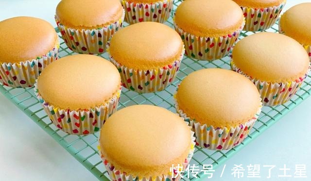 想吃杯子蛋糕不用买，在家轻松做出水光肌小蛋糕，不皱不裂又饱满！