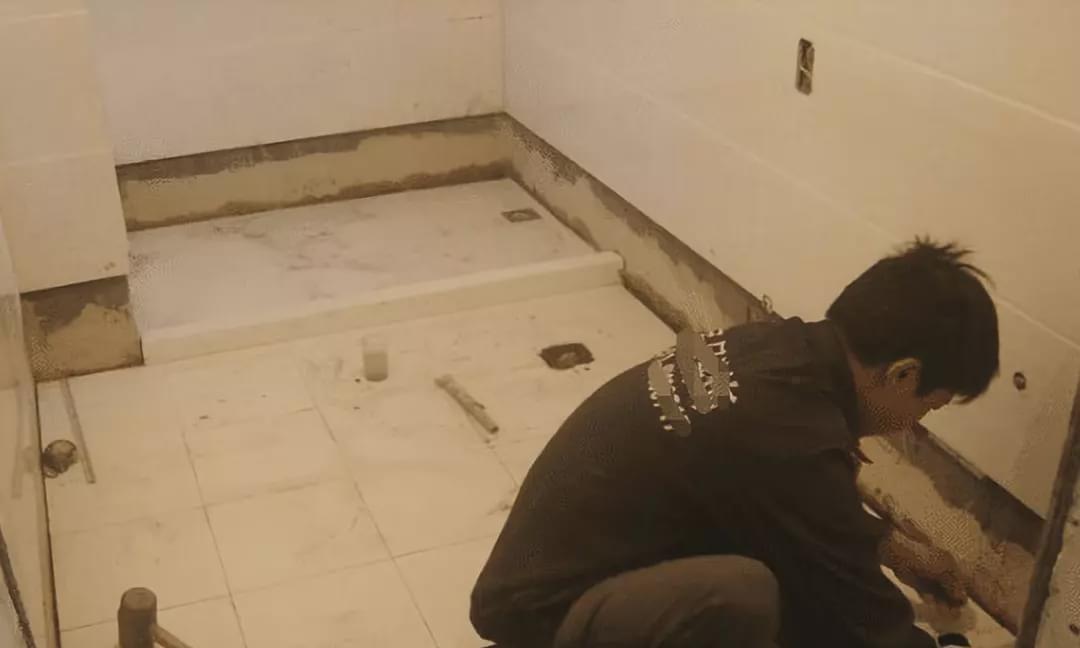 装修|卫生间贴砖,若发觉墙上“留白”,说明装修工靠谱,记得塞包烟!