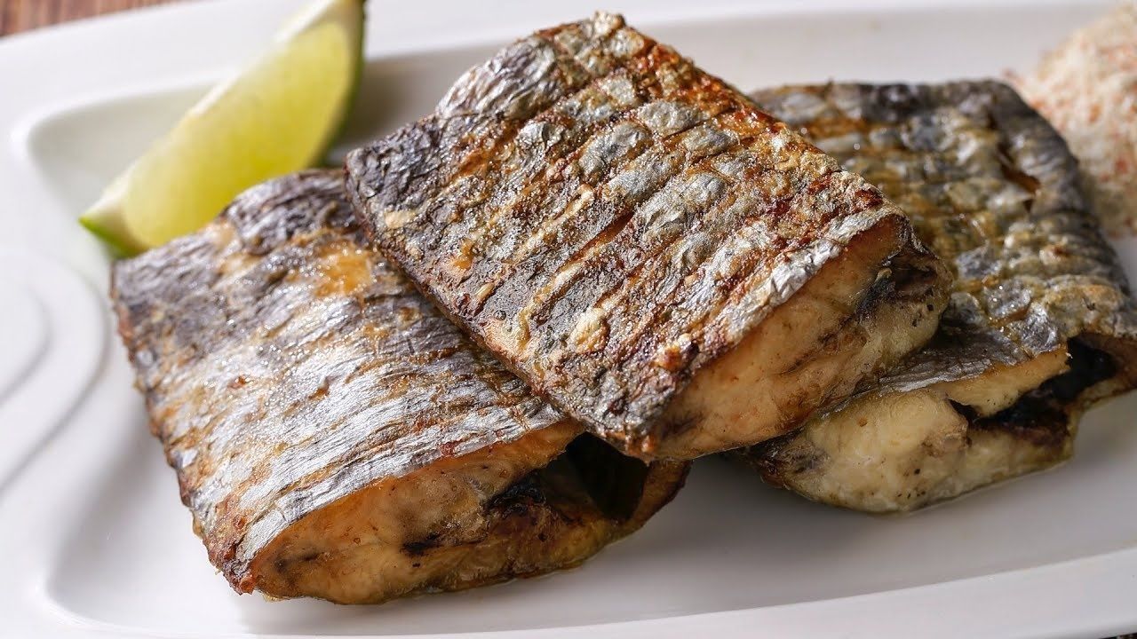 煎鱼时“最怕”先开火后倒油，60岁大厨教你1招，肉质鲜嫩不破皮