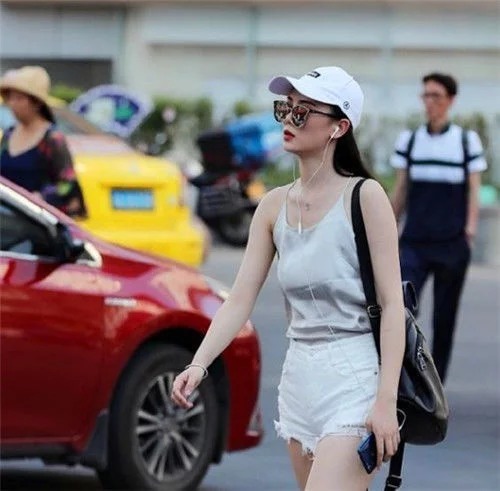 街拍：小美女经典的黑白配，时尚大方，尽显低调冷艳的美