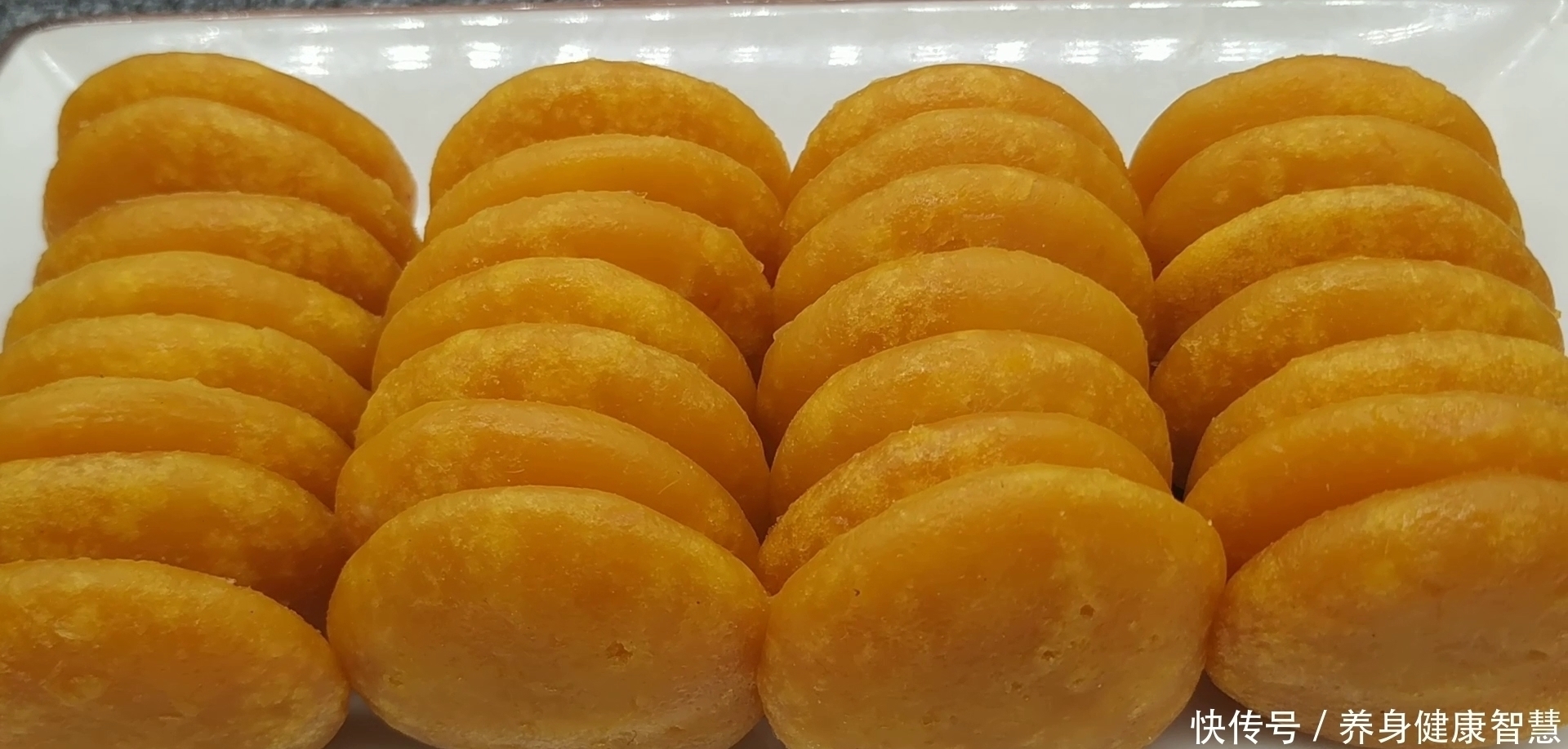 南瓜饼又出新做法了,无水无油,软糯香甜又劲道,全家人都爱吃