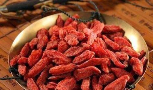 泡枸杞时加点此物,坚持多喝,助你排出湿气,肝肾或许会感谢你