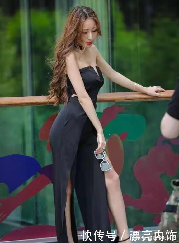 黑色吊带连衣裙搭配披肩牛仔外套,风格鲜明,彰显个性