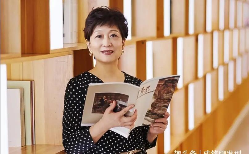 小卷|60岁女人别总烫小卷发,试试优雅又大气的摩根柔卷烫,减龄又时髦