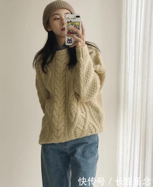 今年冬天“麻花毛衣”真火,搭配对这2件“外套”,温暖还时髦