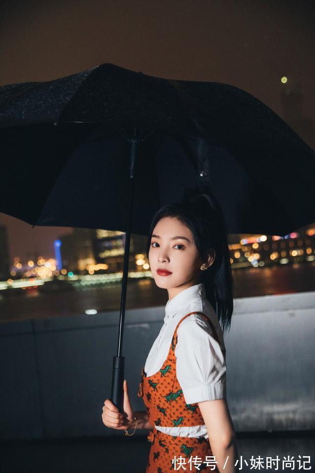 青春感|章若楠清纯不再,用吊带叠穿衬衫故意剪掉一截,扎高马尾又美又飒