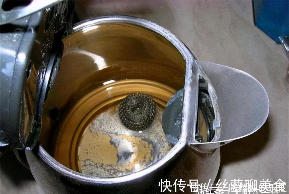电热水壶|不管水壶水垢多厚，大厨教你一招，水垢快速去除，方便又卫生