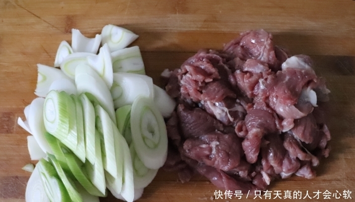 正确的葱爆羊肉做法,记住1招,羊肉嫩滑还不膻