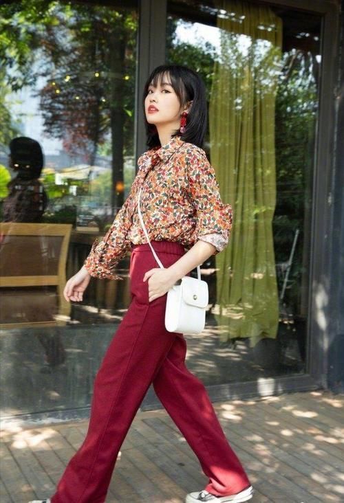 复古红 除了“高级灰”,“复古红”也有高级感,搭配各种单品很时尚