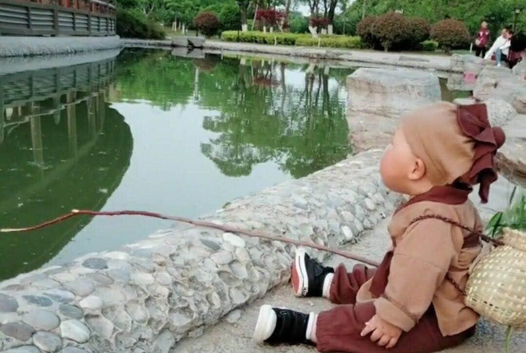 楠楠|妈妈要出差,让宝爸带宝宝出门玩,回家看到照片,笑的合不拢嘴