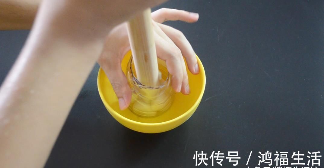 烦恼|擀面杖上套一个塑料瓶, 放在厨房太实用了, 解决了很多人的烦恼