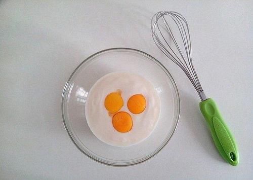 酸奶核桃蛋糕，简单易做，一样很滋润的感觉，入口即化