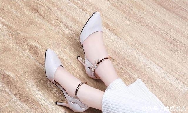 国际|女人要想有魅力,拥有一双细跟鞋,轻松走出国际范