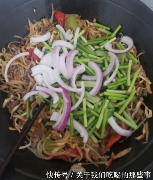 面条|馆子吃不到的河南干炒面条,不粘连不糊底,焦香有嚼劲,教你做法