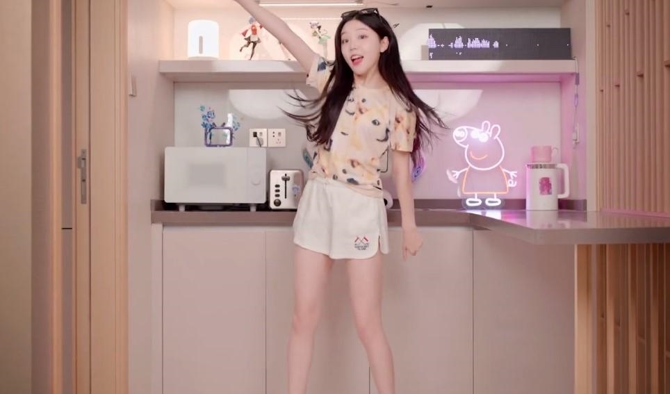 腿环|B站欣小萌换装舞蹈,6件衣服可爱大方,腿环设计深得人心