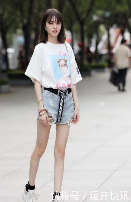 打底裤|街拍:小姐姐齐肩长发,白色衬衣配牛仔短裤,清纯美好