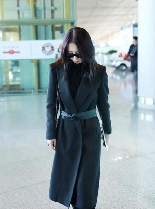 单品|女明星太美啦,蓝色及脚腕大衣搭配米色毛衣,时尚感满满