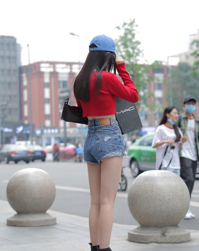 小姐姐|美女街拍红衣配热裤,这样身材的小姐姐有谁不喜欢