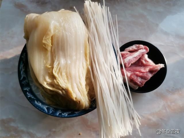 一道老东北菜，渍菜粉的家常做法，酸菜酸香味浓，粉条劲道不成团