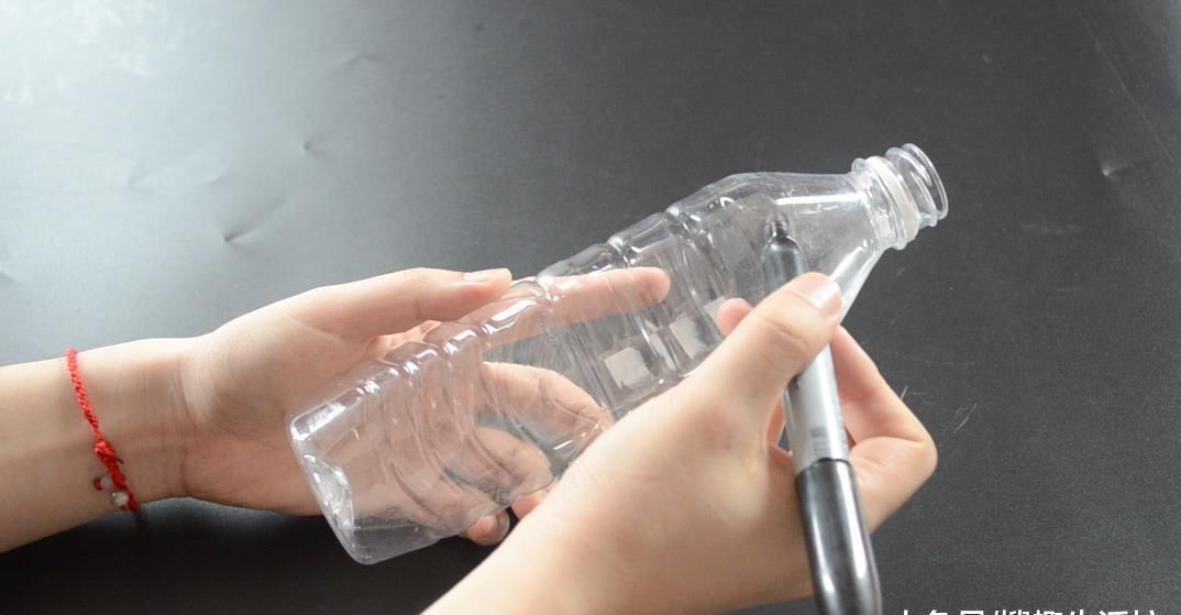 用处|喝完的塑料瓶不要扔, 剪几刀, 放在家里有大用处, 人人见了都夸好