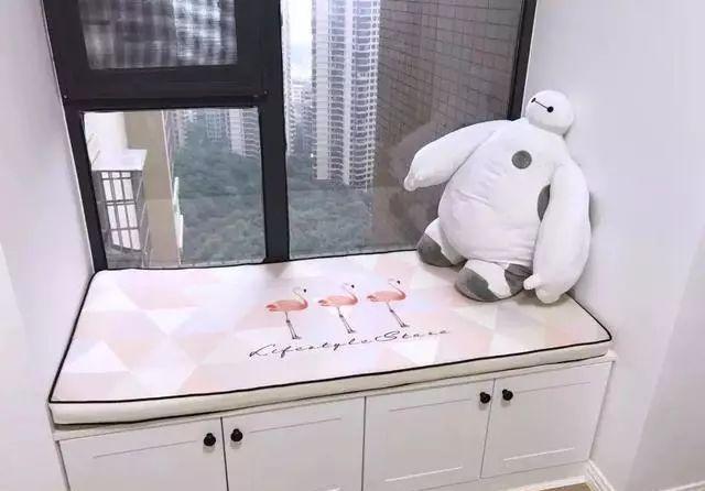 卧室|卧室飘窗别再浪费了，现在流行这样装，能顶上一个大衣柜